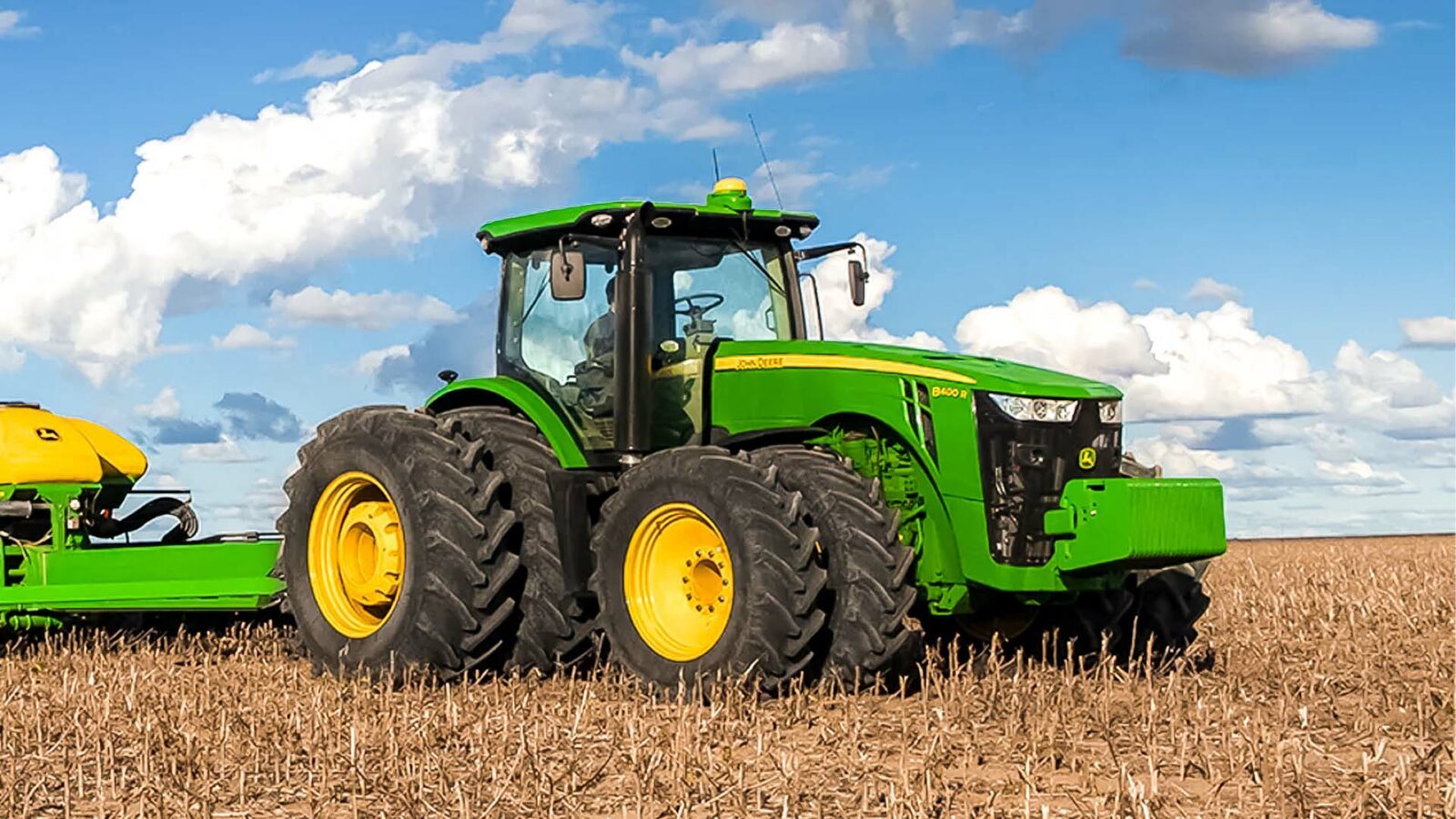 Trator agrícola John Deere no campo