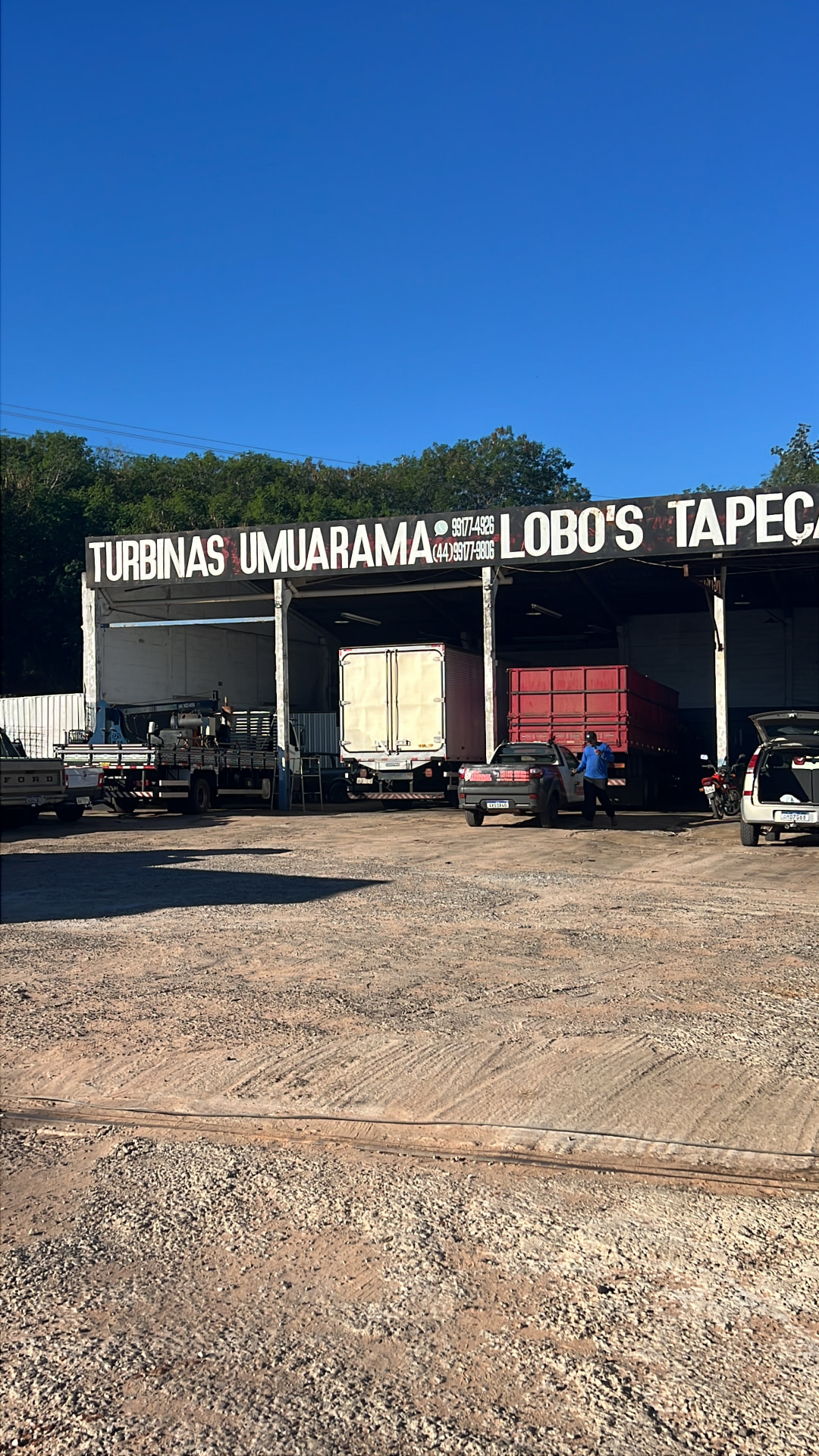 Fachada da Turbinas Umuarama com caminhões