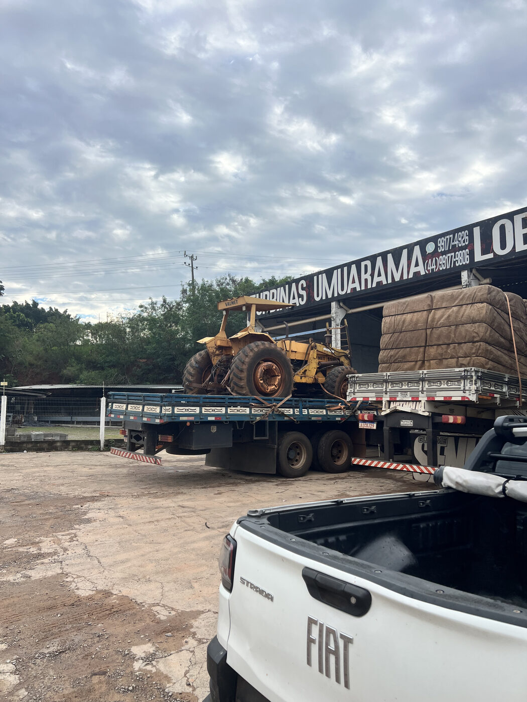 Prancha com máquina agrícola chegando à Turbinas Umuarama